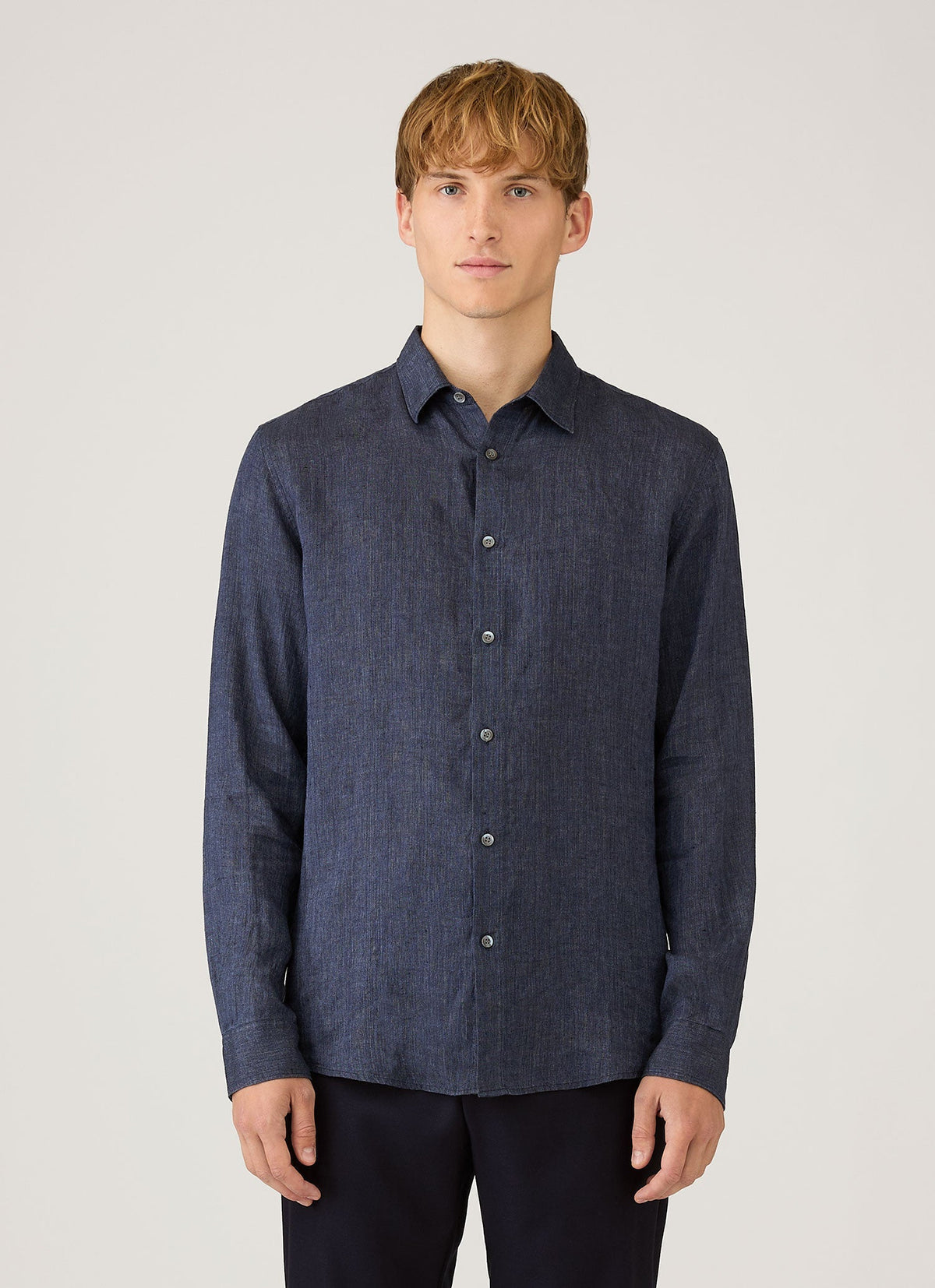 Chemise en lin mélangé bleu marine à manches longues, coupe droite et respirante