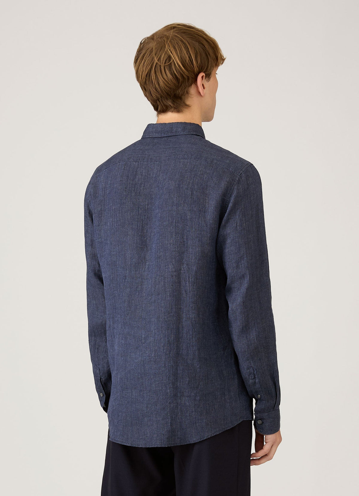 Chemise en lin mélangé bleu marine à manches longues, coupe droite et respirante
