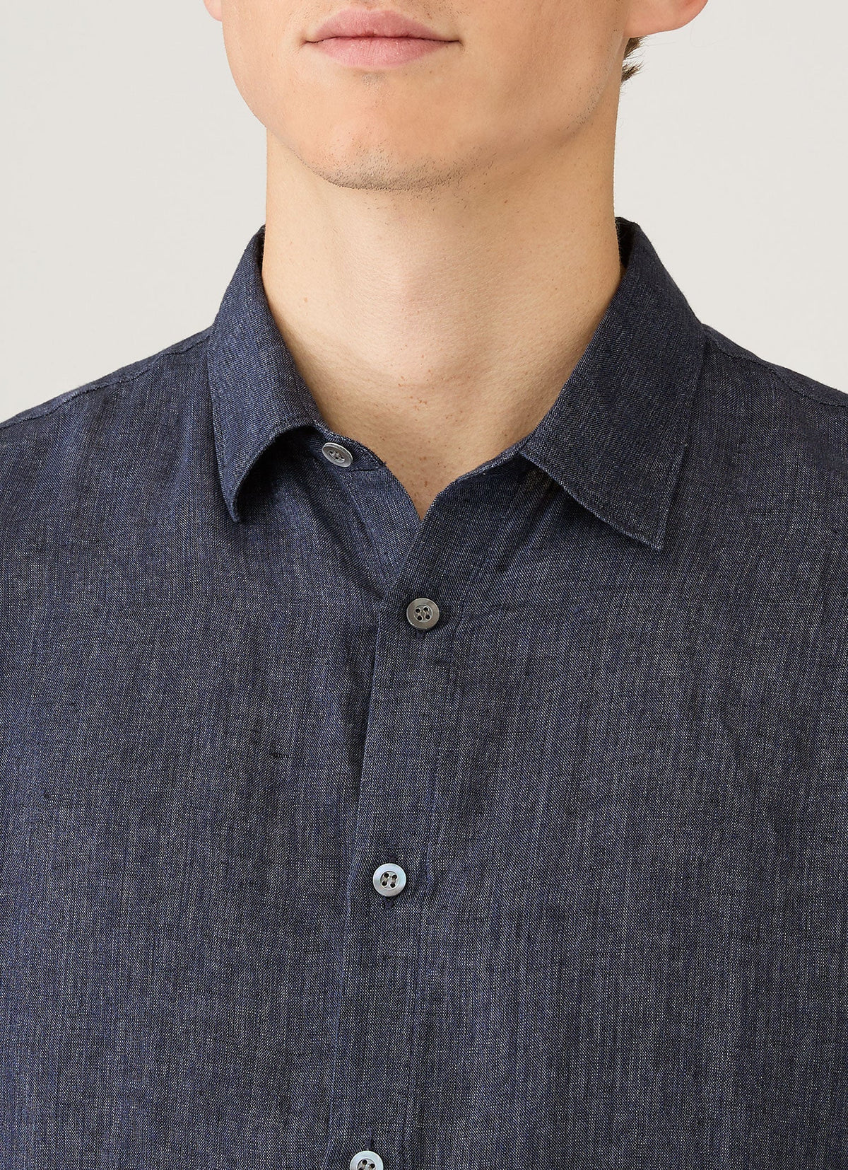 Chemise en lin mélangé bleu marine à manches longues, coupe droite et respirante