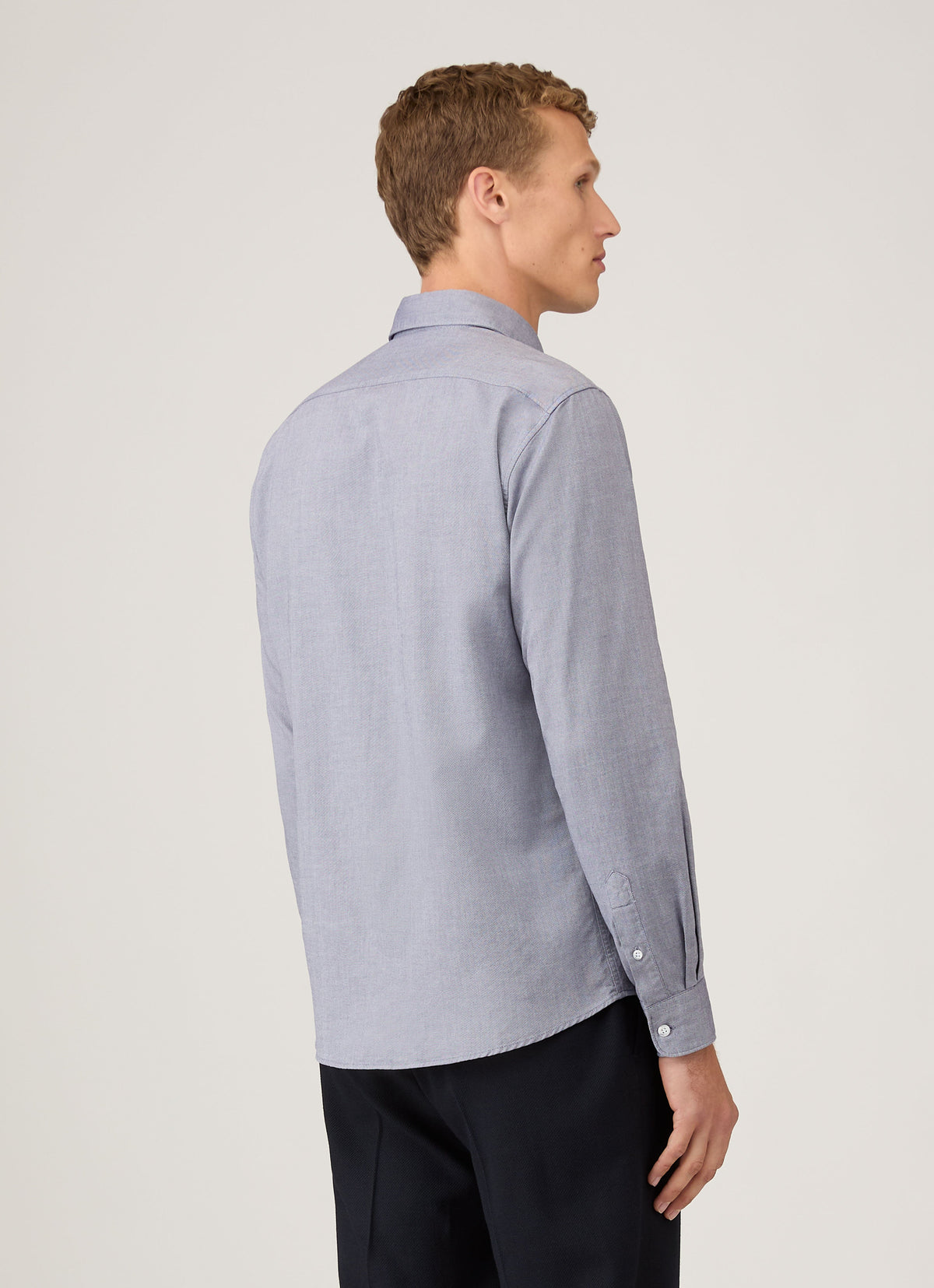 Chemise habillée classique en coton Oxford bleu marine foncé à manches longues et boutonnée