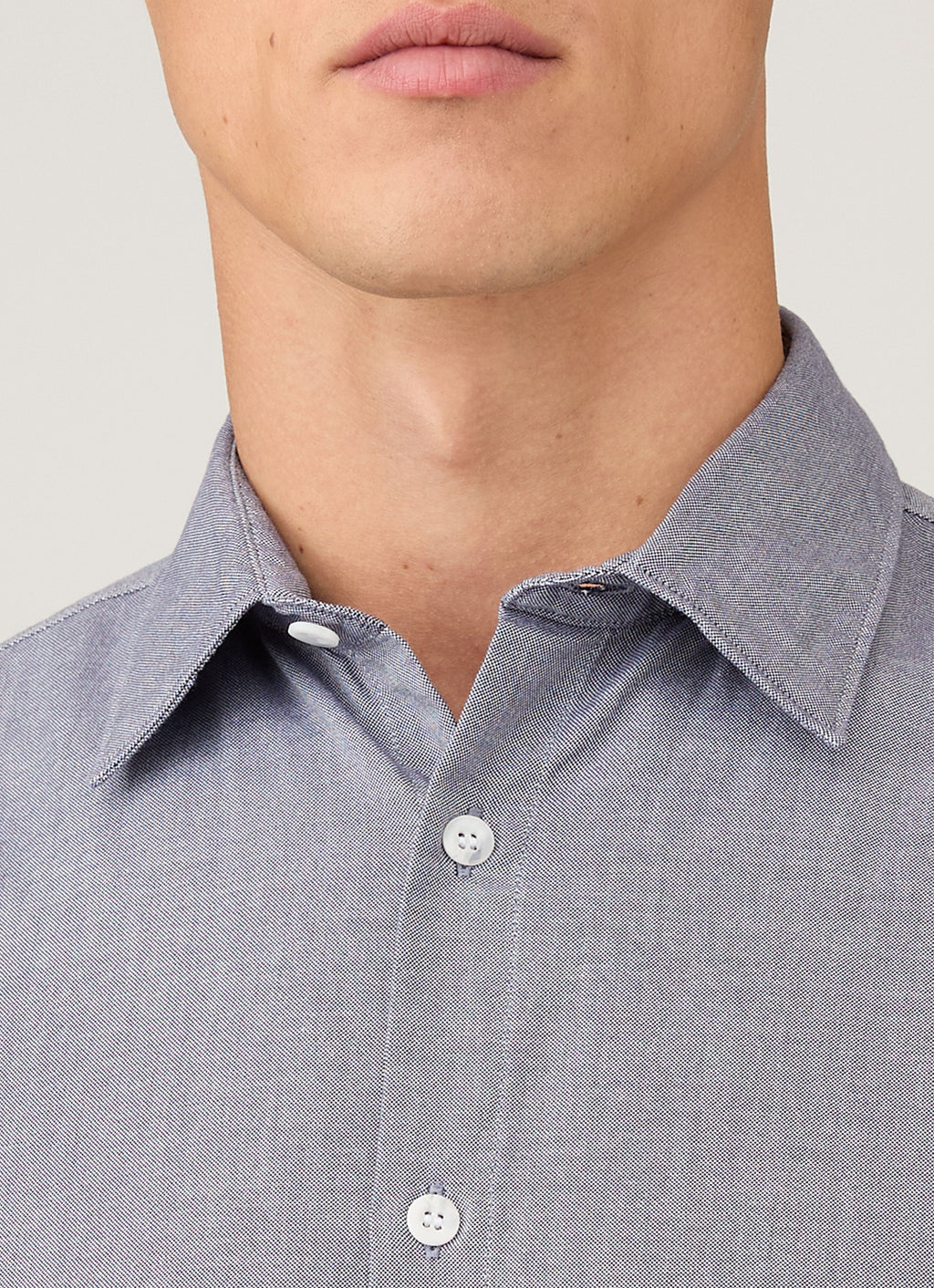 Chemise habillée classique en coton Oxford bleu marine foncé à manches longues et boutonnée