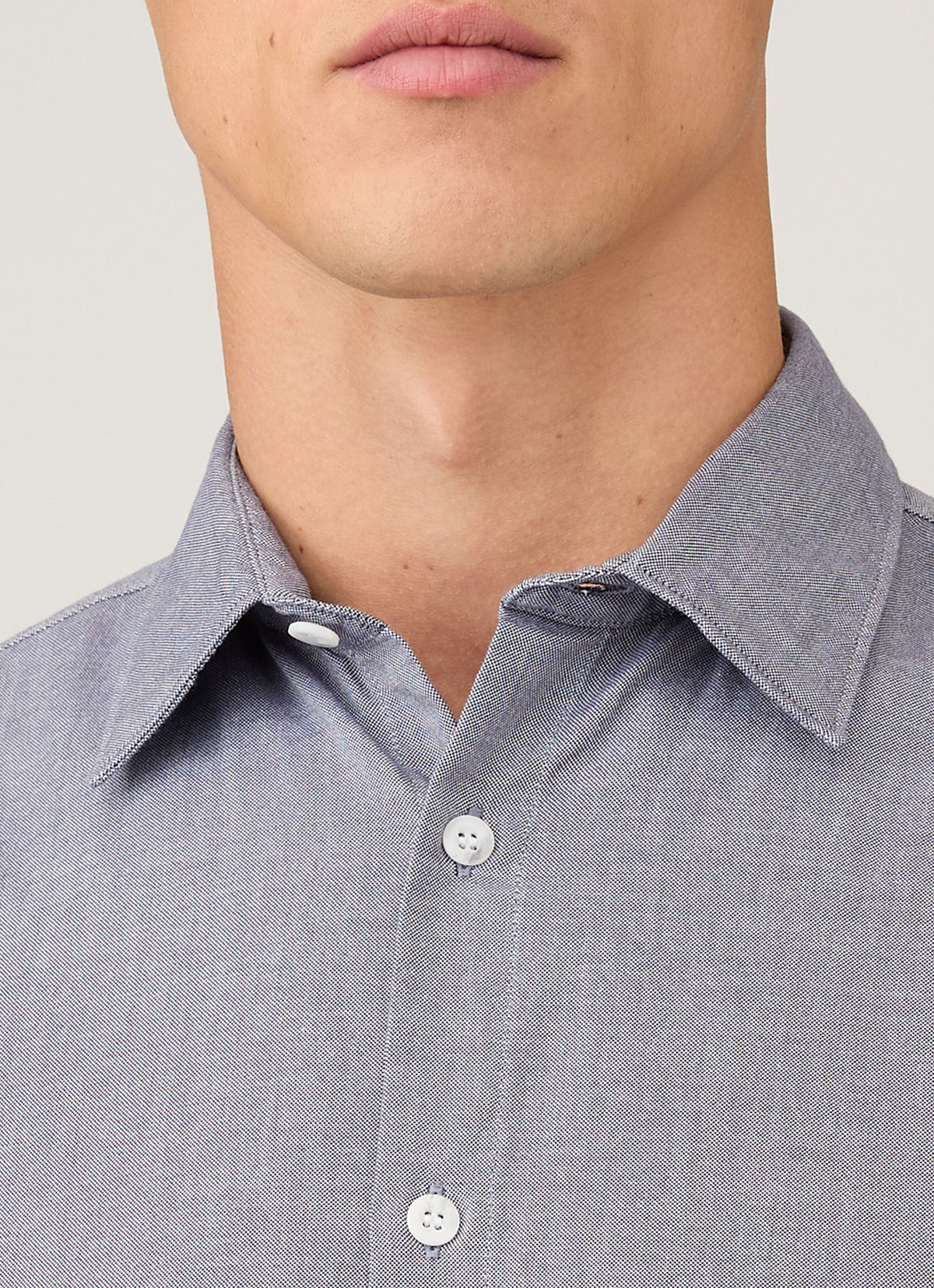 Chemise habillée classique en coton Oxford bleu marine foncé à manches longues et boutonnée