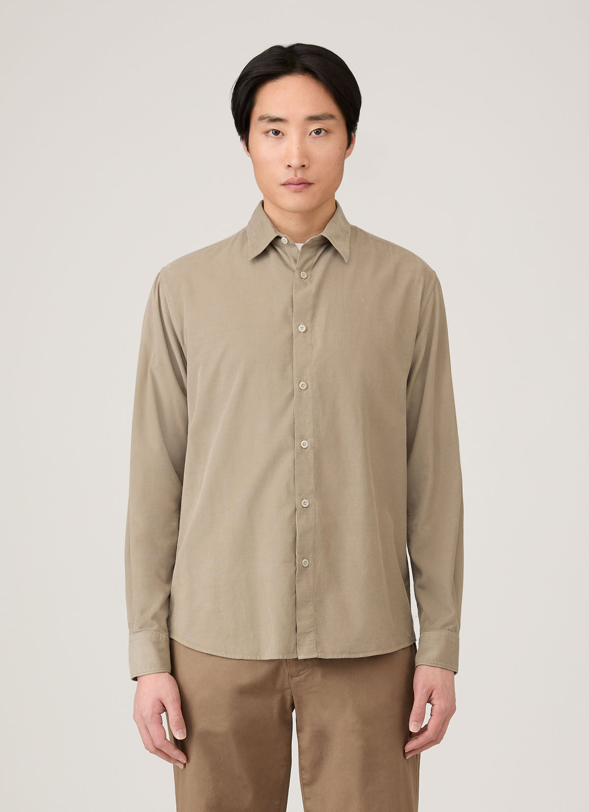 Chemise boutonnée à manches longues en velours côtelé finement strié pour homme, coloris taupe chaud