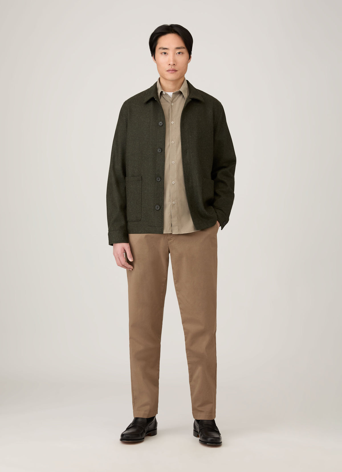 Chemise boutonnée à manches longues en velours côtelé finement strié pour homme, coloris taupe chaud