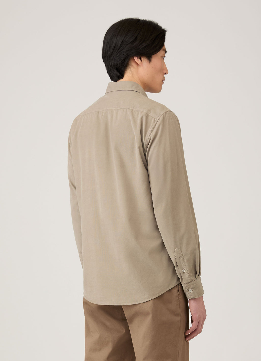 Chemise boutonnée à manches longues en velours côtelé finement strié pour homme, coloris taupe chaud