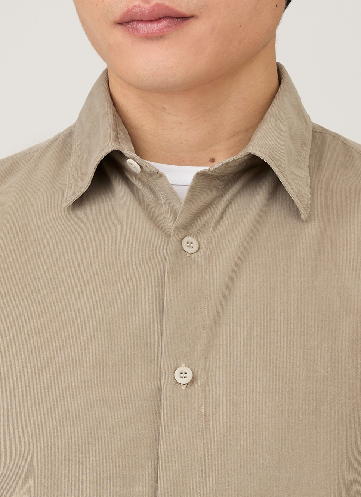 Chemise boutonnée à manches longues en velours côtelé finement strié pour homme, coloris taupe chaud