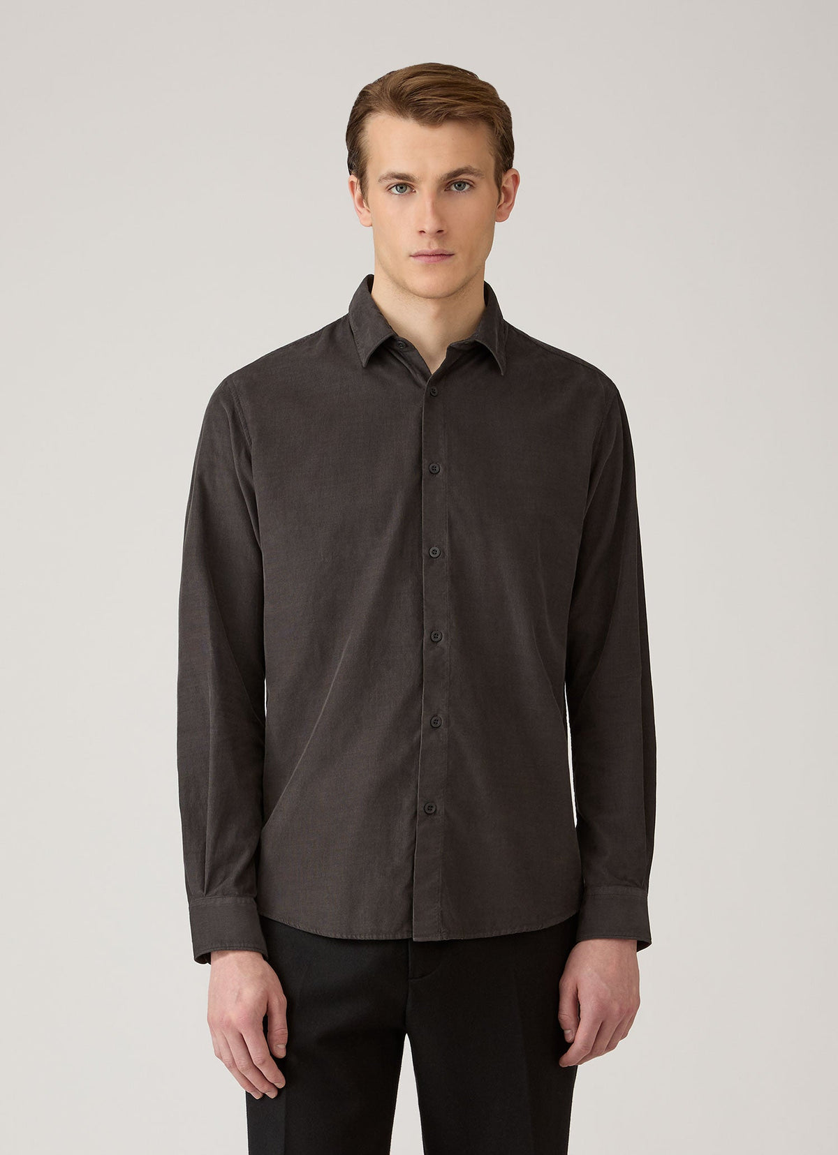 Chemise boutonnée à manches longues en velours côtelé fin anthracite coupe classique