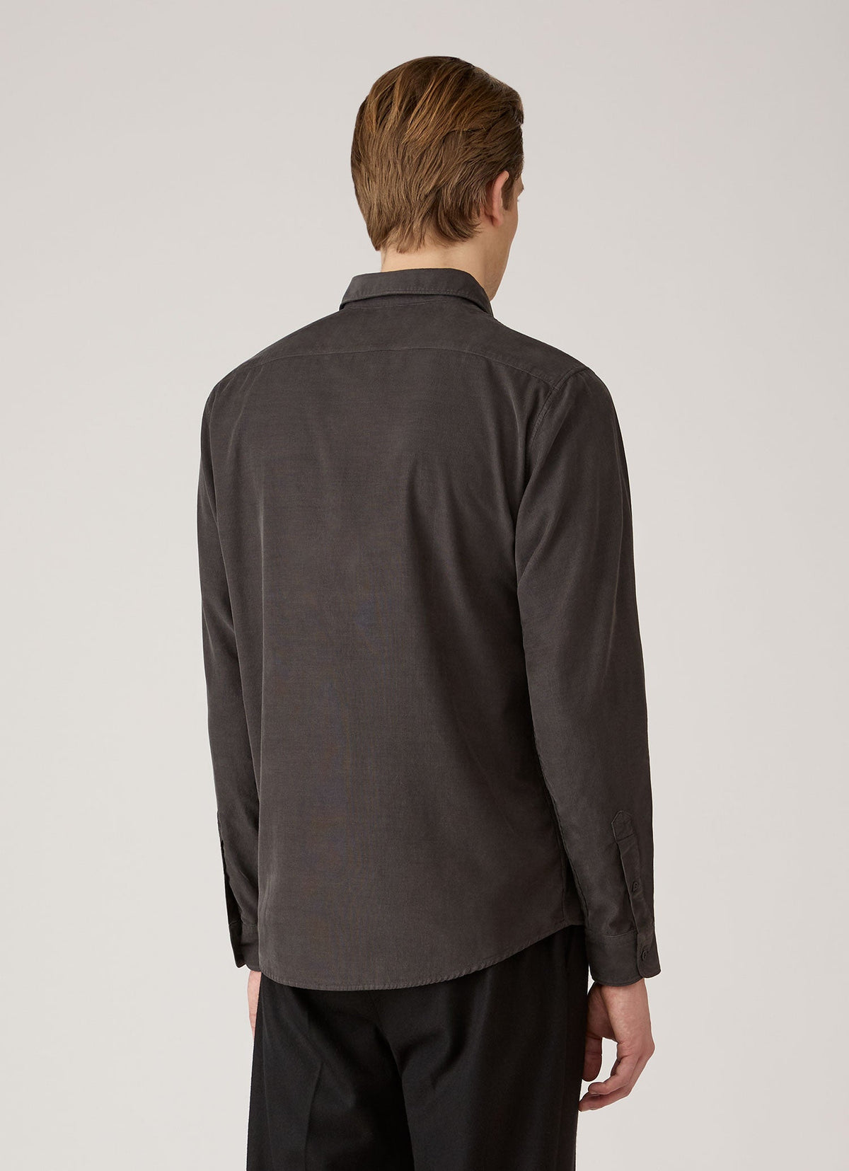 Chemise boutonnée à manches longues en velours côtelé fin anthracite coupe classique