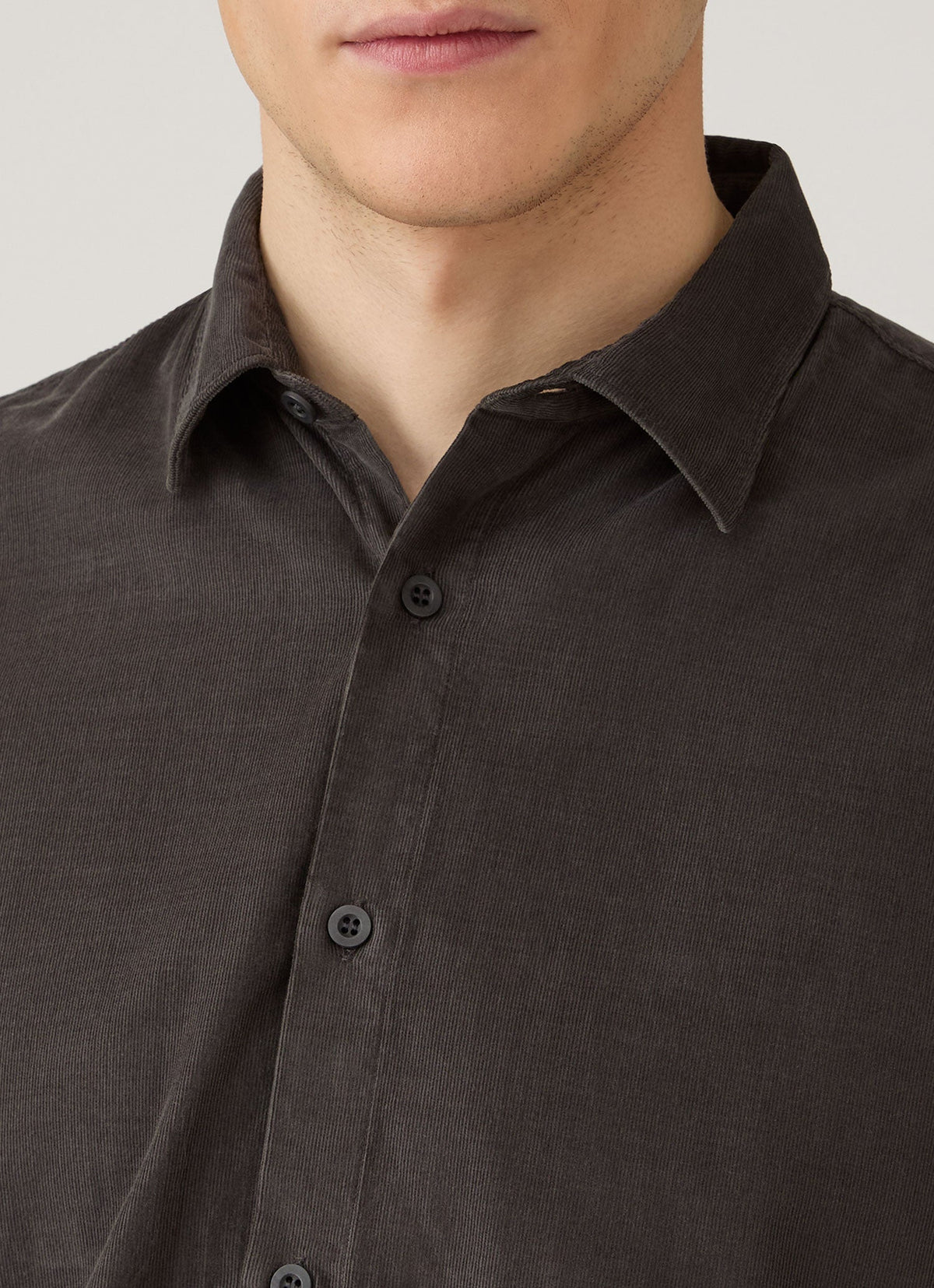 Chemise boutonnée à manches longues en velours côtelé fin anthracite coupe classique
