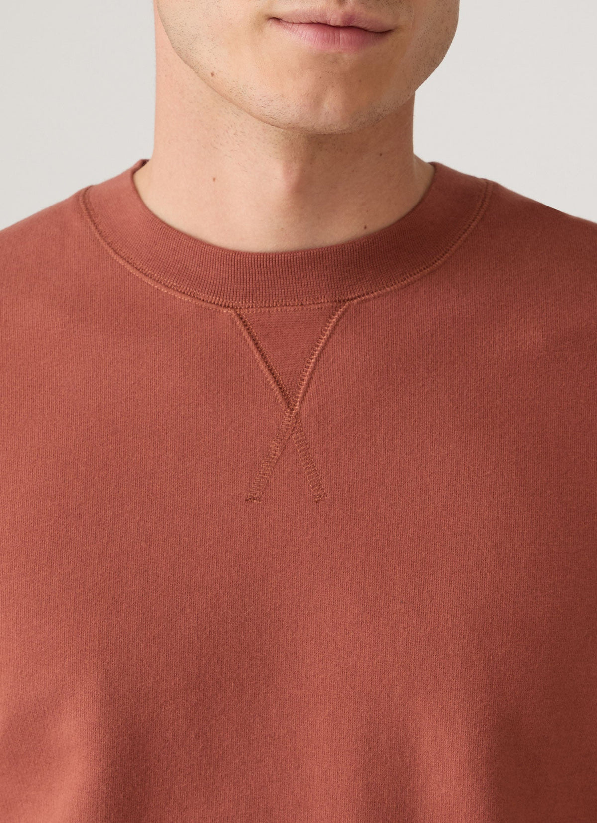 Sweat-shirt ras du cou en coton bouclette pour homme, coloris tabac foncé