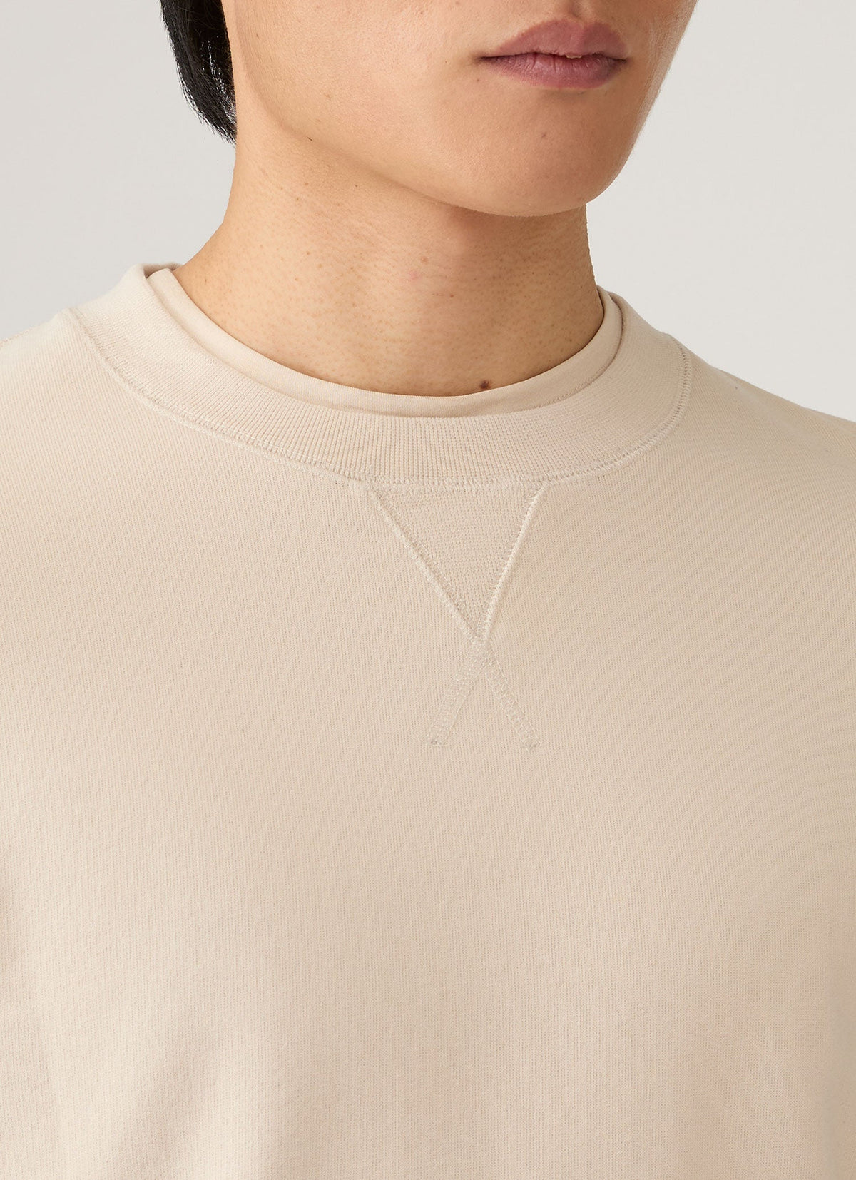 Sweat-shirt col rond en molleton bouclé de coton pour homme, blanc cassé, coupe droite
