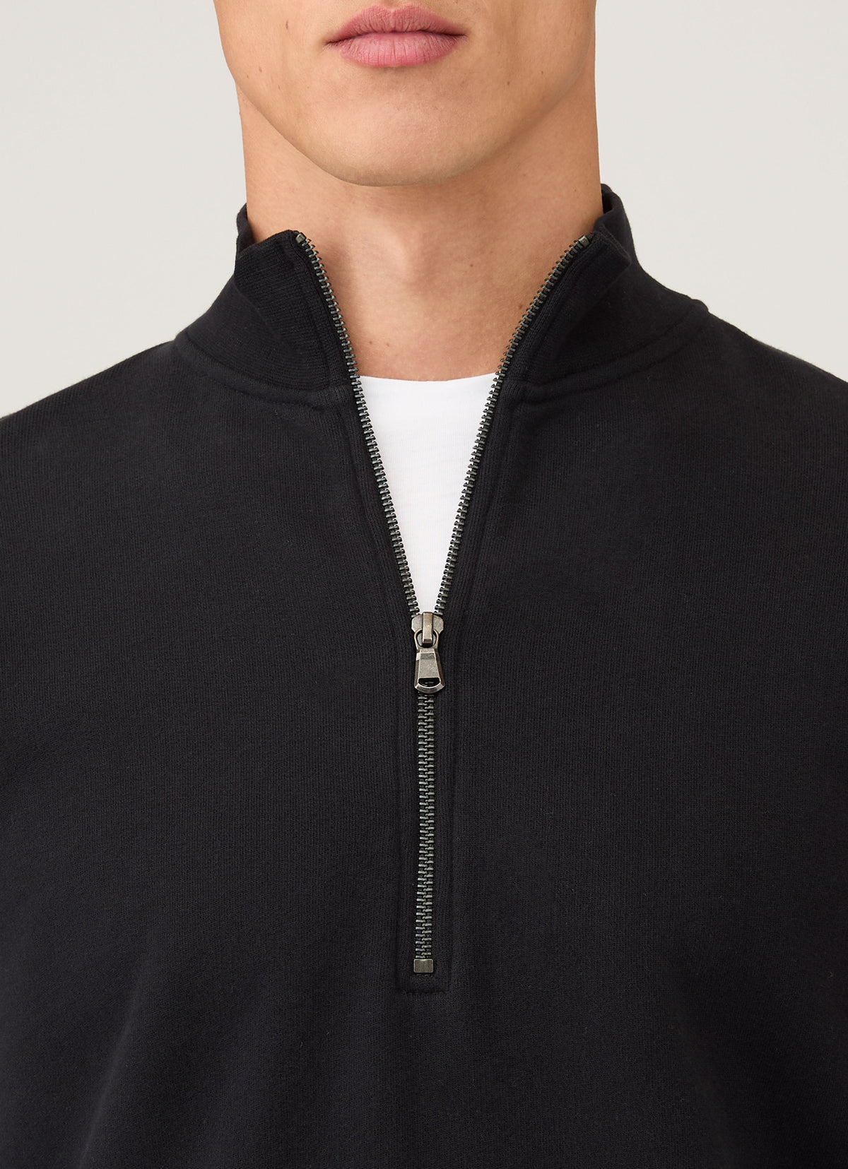 Sweat-shirt homme noir col semi-zippé manches longues en coton bouclette coupe décontractée