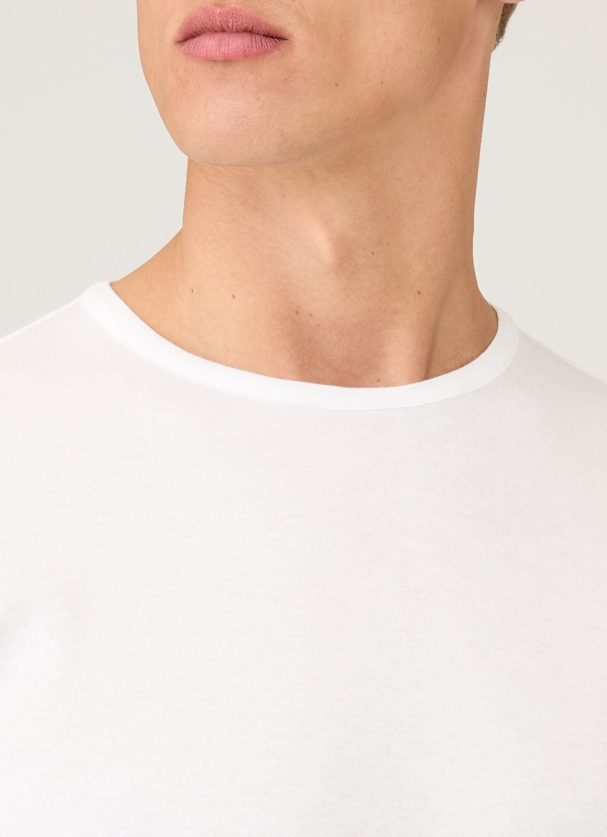 T-shirt en coton blanc à manches courtes et col rond coupe ajustée pour homme